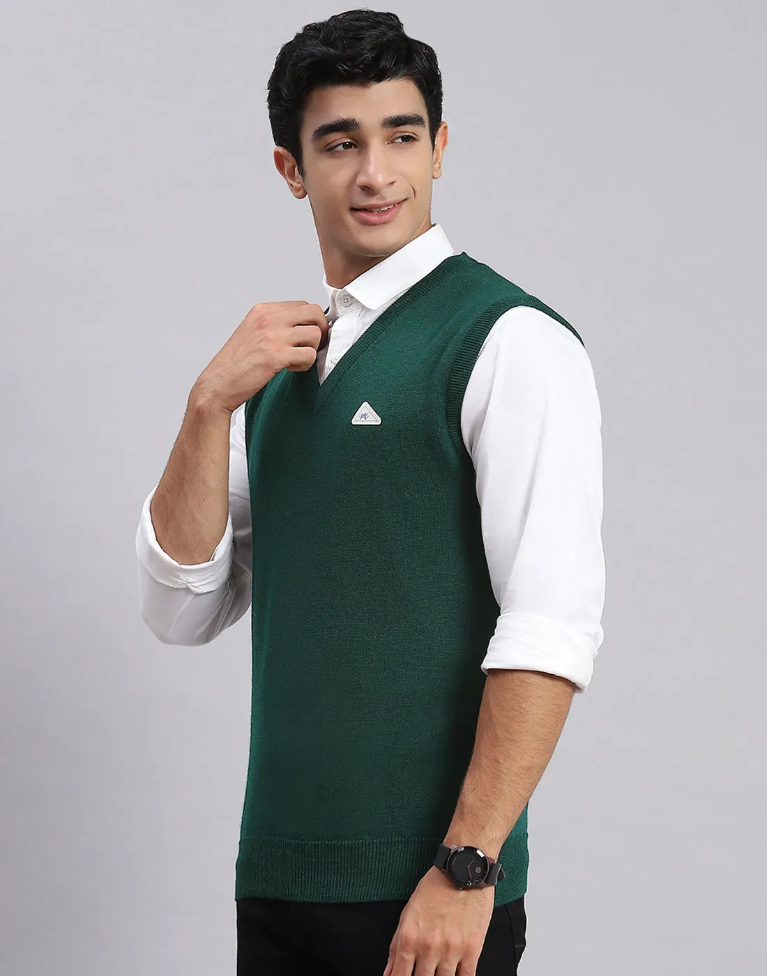 Men Green Solid V Neck Sleeveless Sweaters/Pullovers