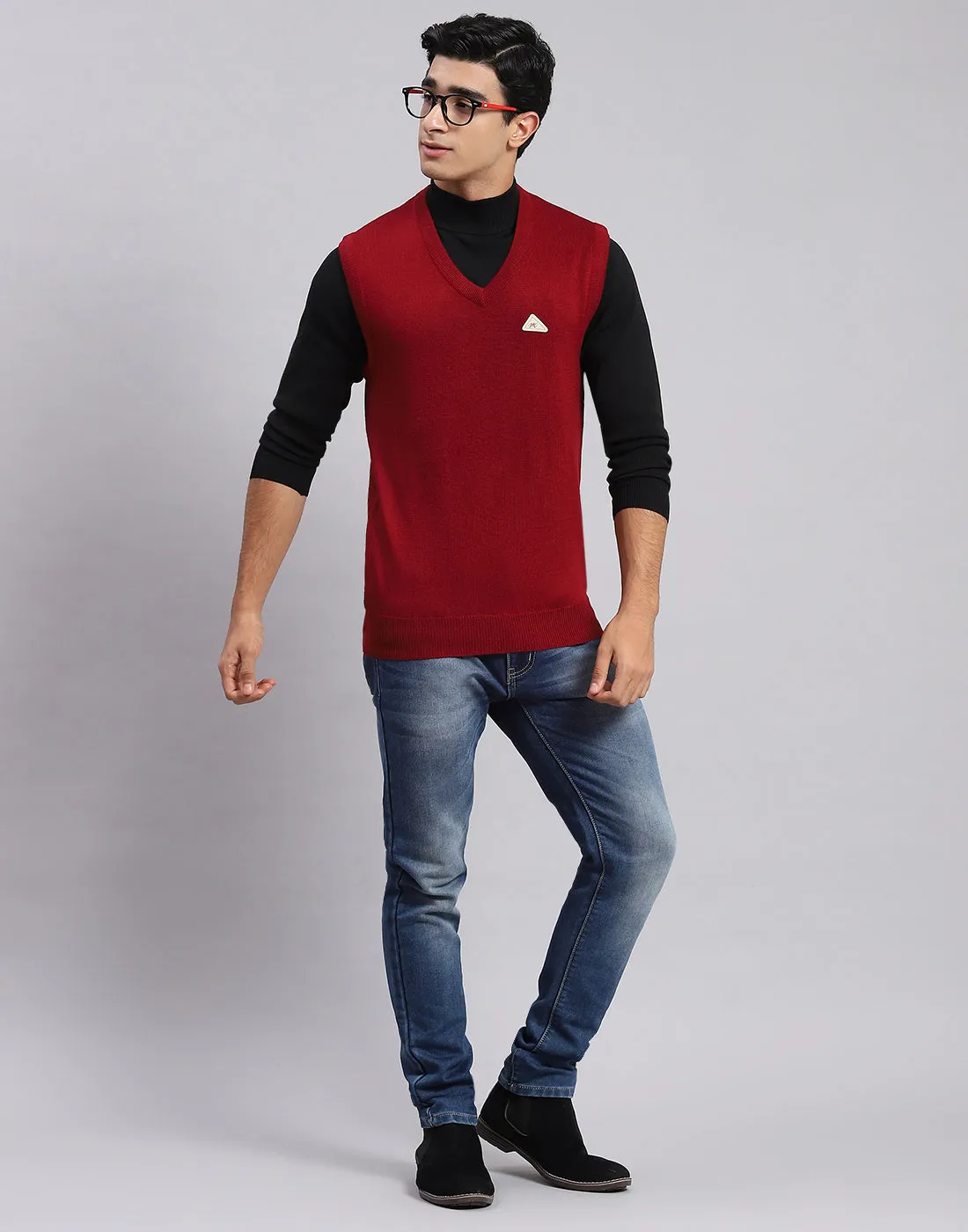 Men Maroon Solid V Neck Sleeveless Sweaters/Pullovers