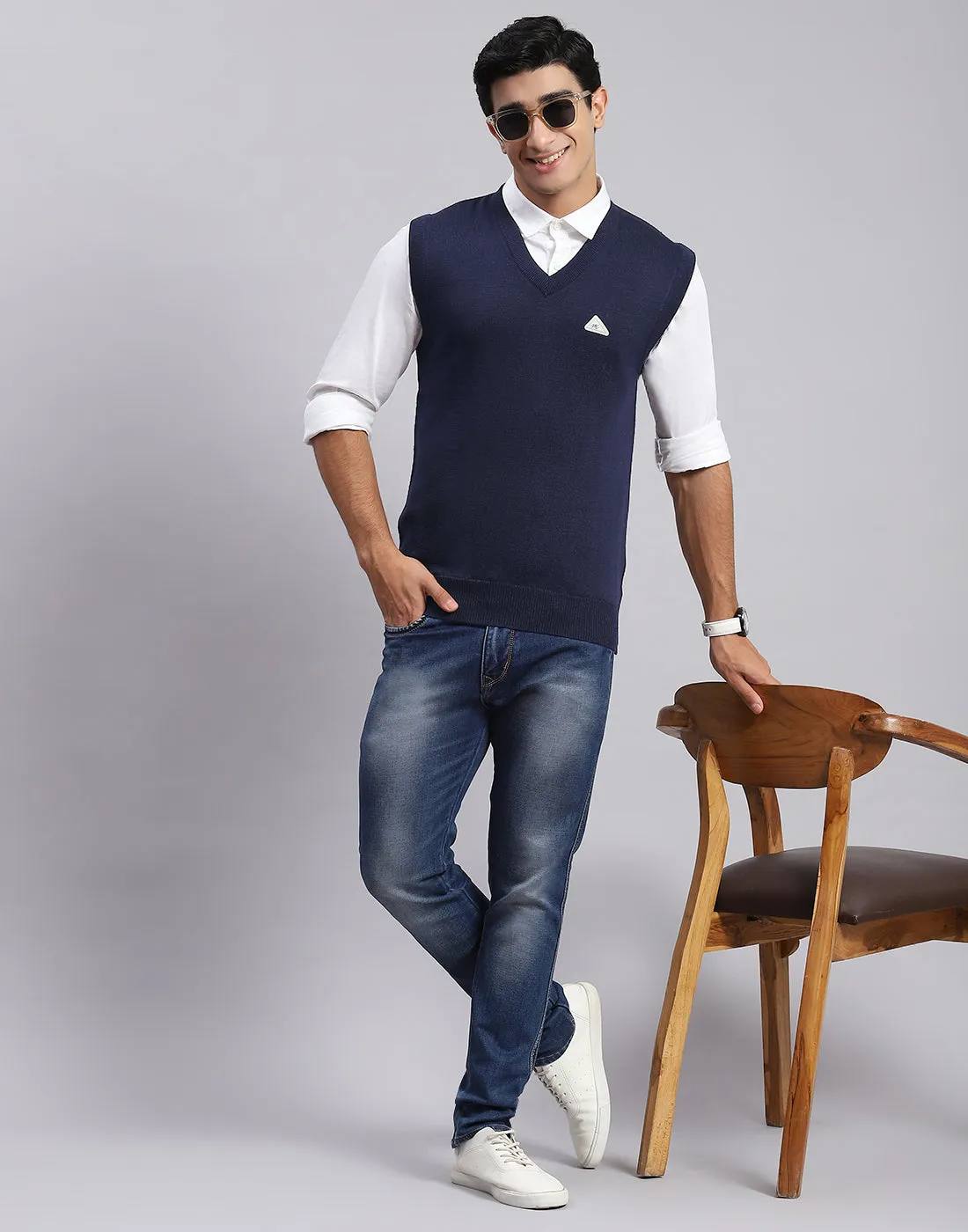 Men Navy Blue Solid V Neck Sleeveless Sweaters/Pullovers